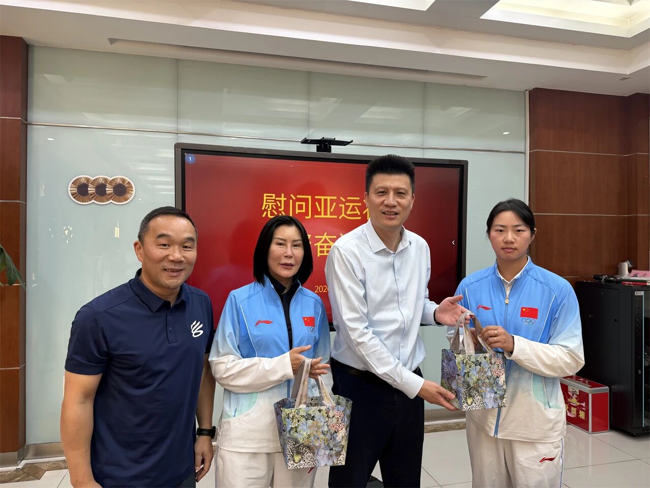 蘑菇视频
领导赴运动队看训及慰问亚运会参赛人员 (12).jpg