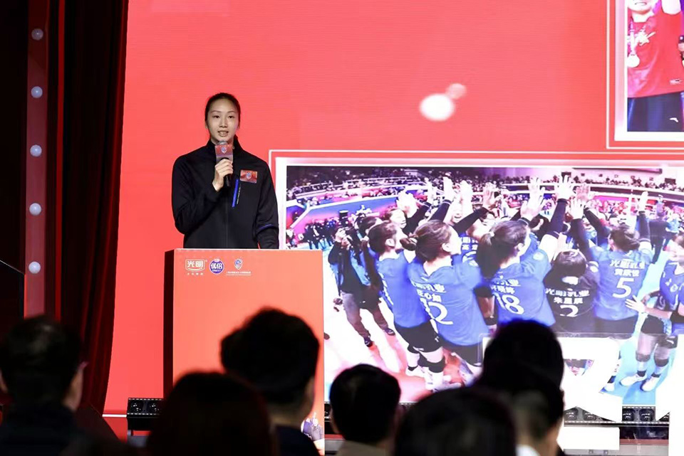 上海光明优倍女排举行联赛总结会 (6).jpg