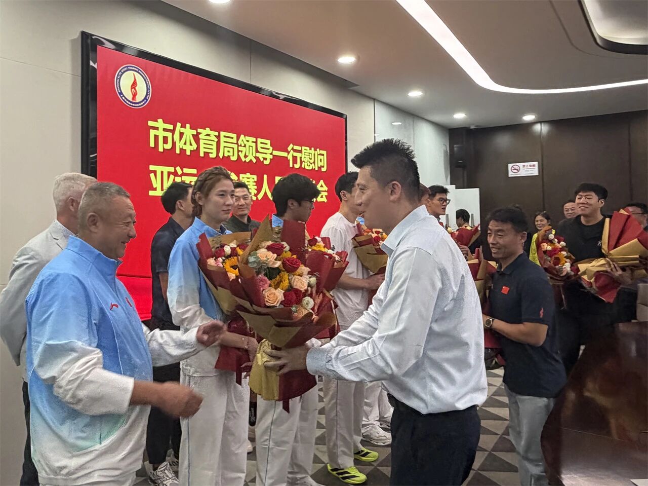 蘑菇视频
领导赴运动队看训及慰问亚运会参赛人员 (5).jpg