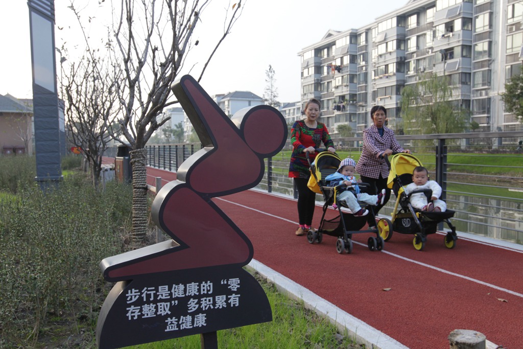 青浦重固镇福定路康普佳苑体育公园市民健身步道.JPG