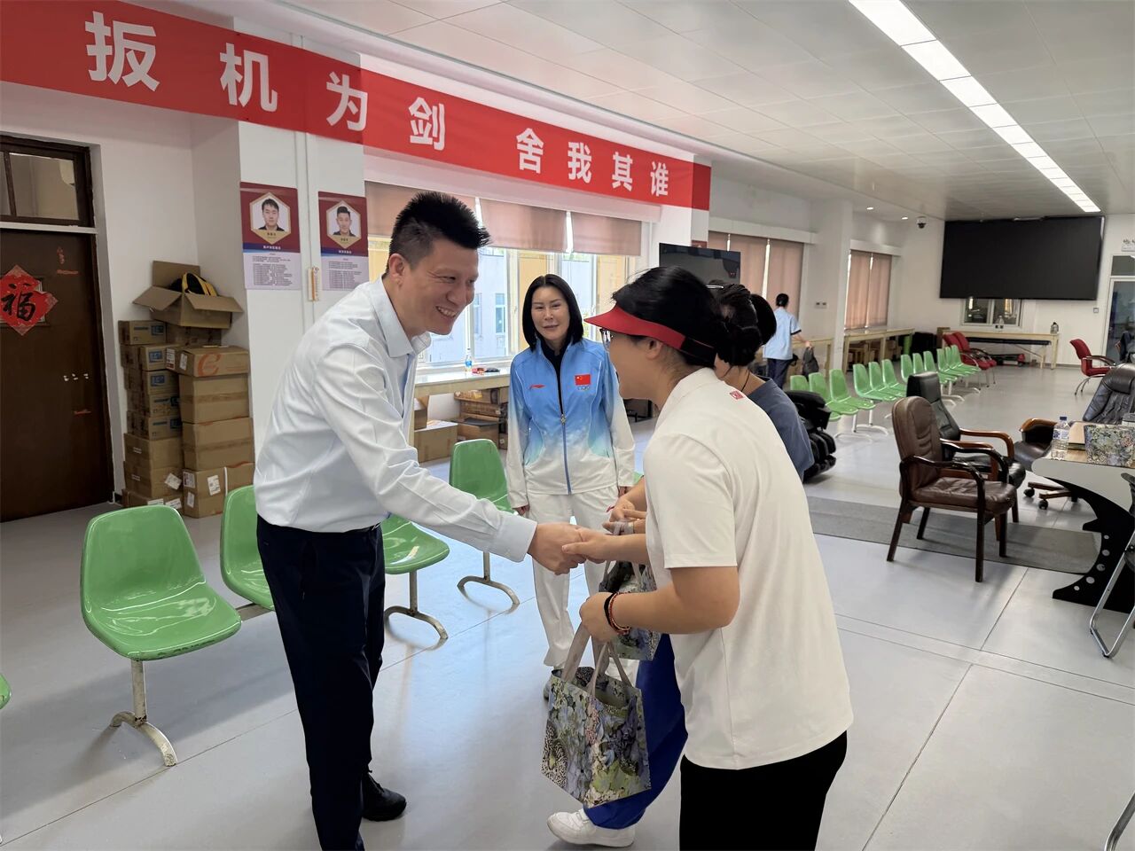 蘑菇视频
领导赴运动队看训及慰问亚运会参赛人员 (6).jpg